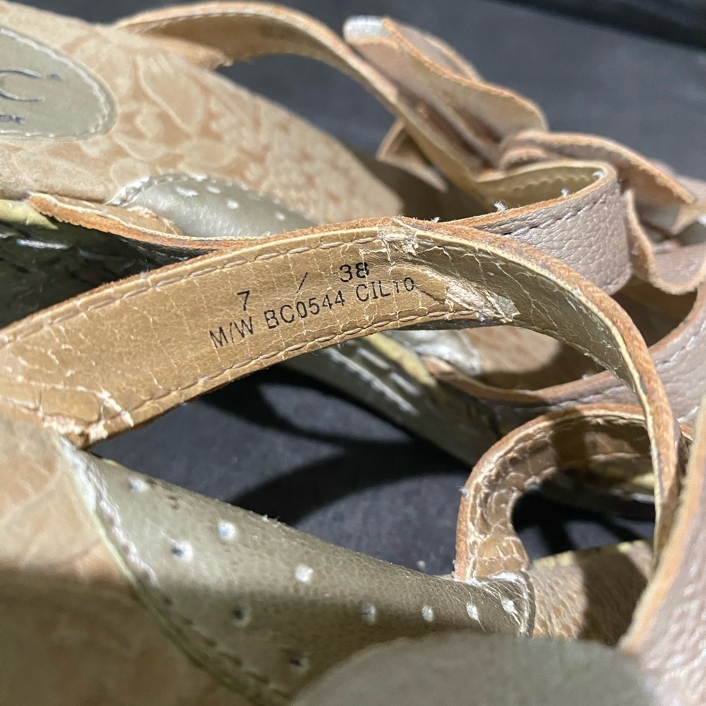 B.O.C. Born Concepts Women's Vivienne Champagne Flower Wedge Sandal Size 7 - Picture 4 of 10